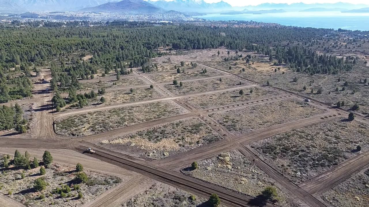 Vista aérea de Brisas del Nahuel: loteo, bosque y lago Nahuel Huapi en Bariloche